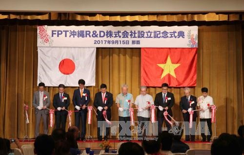 Leaders of FPT Group and Okinawa Prefecture cut ribbon to launch the former’s R&D centre in the province.