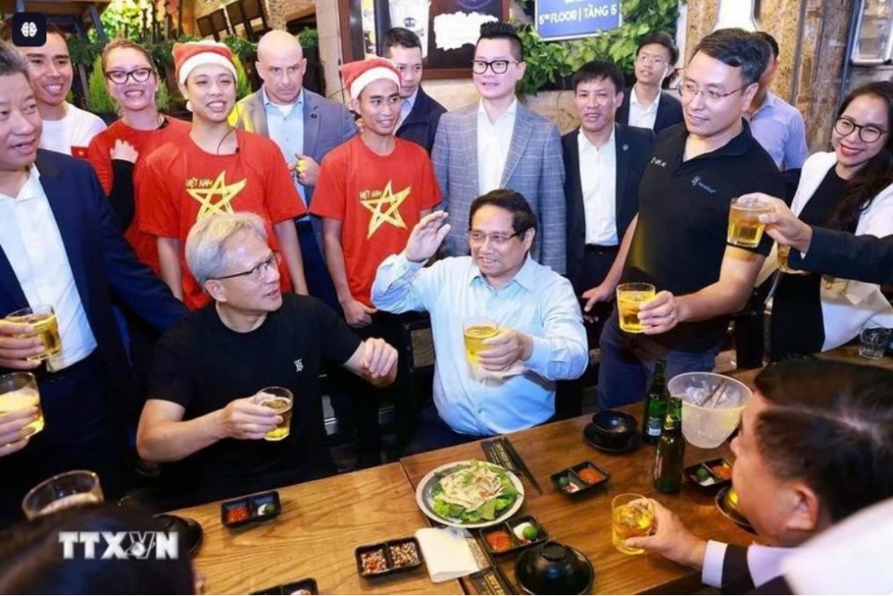 On the evening of December 5, 2024, Vietnamese Prime Minister Pham Minh Chinh and NVIDIA founder and CEO Jensen Huang enjoyed street food in Hanoi.