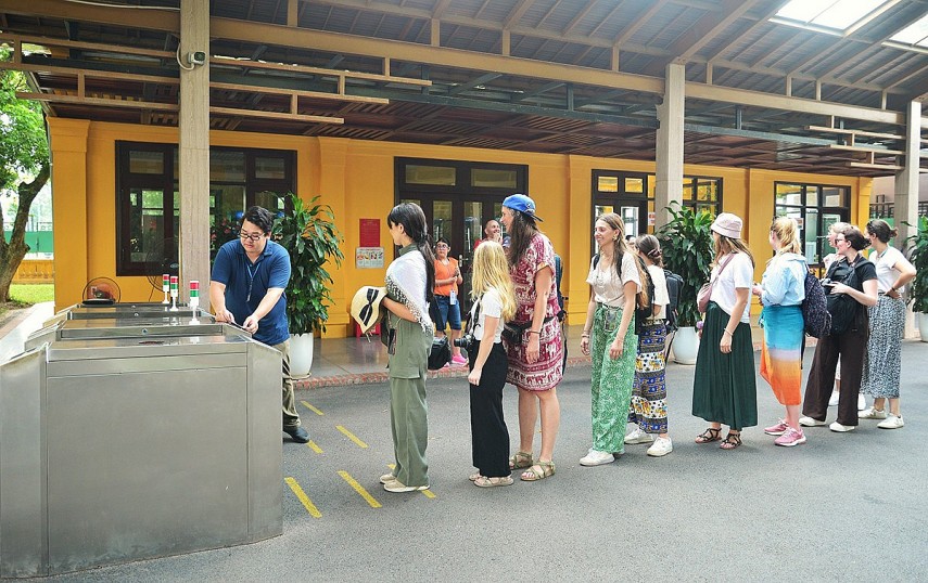 Foreign visitors line up at the e-ticket entrance to the President Ho Chi Minh Relic Site – photo: Vietnam National Authority of Tourism